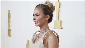 艾蜜莉布朗出席第96屆奧斯卡。（圖／美聯社／達志影像）