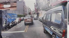 駕駛開車行經台北市大同區民樂街，街道一旁全是車輛違停，因為對向並無車輛駛來，於是她下意識就選擇繞過違停車輛，不過其間卻因為「跨越分向限制線駛入來車道」遭後方車輛檢舉，因此被開罰900元，讓她氣炸罵「是要人家怎麼走啦？」。（圖／翻攝自臉書爆怨公社）