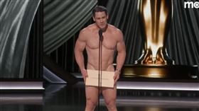 約翰希南全裸現身奧斯卡。（圖／美聯社／達志影像）