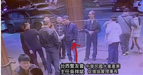 在監視器畫面中，吳祥斌假借握手卻趁機摳恩恩掌心，讓女方備感不適。（圖／讀者提供）