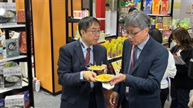 黃偉哲市長向農業部陳駿季代理部長介紹台南產品