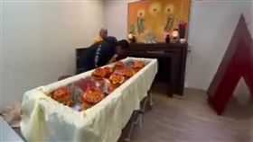 北市一名1歲半的嬰兒，因父母入監無法照料，經社會局和兒福聯盟轉介給一名保母照顧，但日前嬰兒卻發現疑遭虐死。據了解，該名嬰兒被送醫急救時，雙手10指甲全被拔光，頭部有多處瘀傷，牙齒被打到剩下8顆，雙腿嚴重變形骨折，經急救仍傷重不治