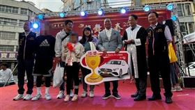 張小妹妹連續擲出8次聖杯贏得賓士。（圖／翻攝自豐原慈濟宮臉書）