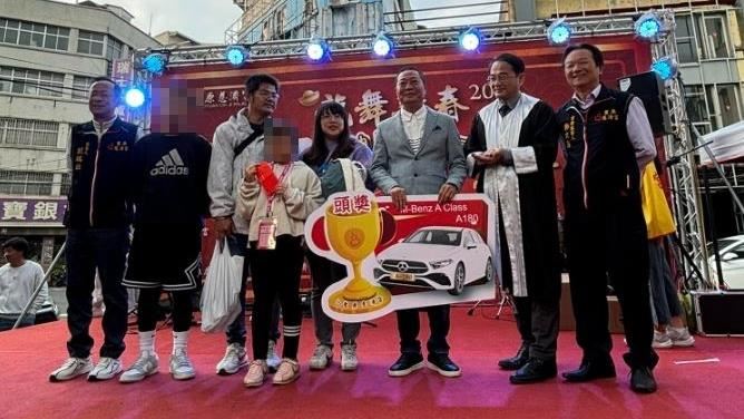 慈濟宮擲筊大賽　國小妹擲8聖筊抱回賓士