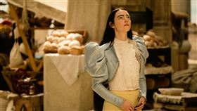 艾瑪史東在《可憐的東西》飾演女科學怪人。（圖／探照燈影業提供）