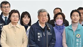 行政院長陳建仁今（11）日上午視察「台61乙線（美港公路）高架化工程」。（圖／行政院提供)