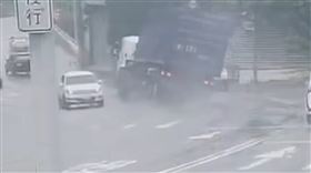  台中，東山路，砂石車過彎翻覆，休旅車壓成廢鐵，母子未脫險，(圖／翻攝畫面）