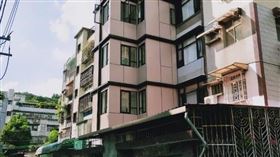 因應6樓以下部分建物尚未成立管理委員會，以及大型社區同一張使用執照而難以成立等現況，但仍有增設電梯需求，台北市都市更新處特別修法放寬「電梯補助申請資格」，個案可依實際情況選擇由管委會、負責人或「單棟建築物選定代表人」申請補助。