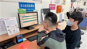 民眾使用持自然人憑證，利用網路數位櫃檯申辦地籍異動即時通服務。(圖/新北市地政局提供/MyGoNews)