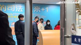 炎亞綸現身士院。（圖／記者鍾昀軒攝影）