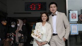 本刊獨家直擊，黃瀞瑩與記者男友劉家耀今（11日）在北市北投戶政事務所登記結婚。（圖／鏡週刊提供）