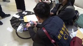 警方攻堅逮捕詐團首腦  查扣多項贓證