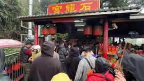 南投中寮石龍宮，土地公，亂倒泡麵汙染河川，廟方主委回應(圖／翻攝畫面)