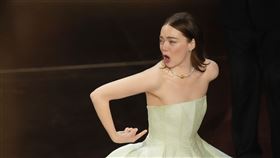 艾瑪史東禮服拉鍊爆開，讓她一度急到相當慌張。（圖／美聯社／達志影像）