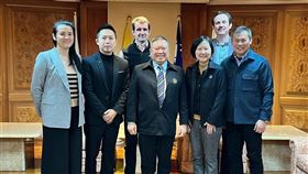 拜會中華奧會，FIBA 3X3亞洲經理Vivian王（左起）、旺寶整合行銷董事長吳同喬、FIBA 3X3董事總經理Alex Sanchez、中華奧會主席林鴻道、中華奧會秘書長徐孝慈、鄭志龍與中華奧會委員周俊三。（圖／旺寶整合行銷提供）