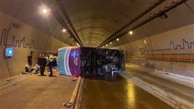 康橋中學校車翻覆。翻攝畫面