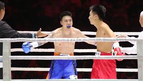 Toyz（左）與鍾培生對戰。（圖／記者楊澍攝）