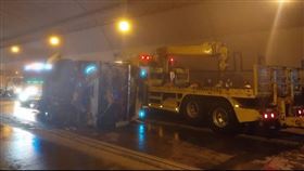 康橋中學校車在信義快速道路隧道翻覆（圖／翻攝畫面）