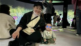 Selina（任家萱）帶兒子小腰果看展覽。（圖／翻攝臉書）
