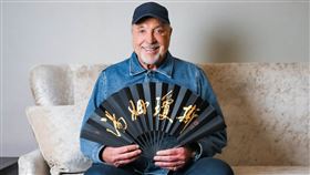 湯姆瓊斯開心獲得寫了自己名字的摺扇。（圖／Live Nation Taiwan提供）