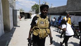 海地的武裝幫派握有龐大影響力。圖為綽號「烤肉」的G9幫的頭目謝里齊耶（Jimmy Cherizier），G9是由太子港9個黑幫組成的聯盟，擁有強大的影響力。（圖／美聯社／達志影像）