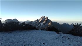 玉山深夜降下冰霰，氣象署分享今晨玉山美景。（圖／氣象署提供）