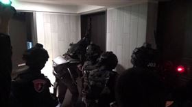 ▲警方展開攻堅，詐團首腦孫嫌跳樓逃生，不慎摔成重殘。（圖／警方提供）