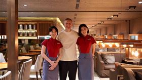 華航與 NETFLIX節目《環球饗宴：菲爾來吃飯Somebody Feed Phil》跨界合作，主持人菲爾 (Philip Rosenthal) 特別造訪台灣，驚喜現身華航桃園機場貴賓室。（圖／華航提供）