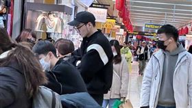 當天黃偉晉帶著平時隨身戴的水晶手鍊回店裡淨化，去除負能量。（圖／侯世駿攝）