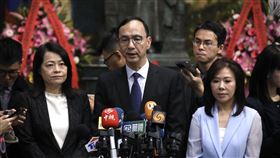 朱立倫黨中央向總理孫中山先生逝世九十九周年獻花致敬。（圖／國民黨提供）