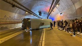康橋中學校車在信義快速道路隧道翻覆（圖／翻攝畫面）
