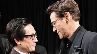 鋼鐵人挨轟歧視關繼威！艾瑪史東拒楊紫瓊