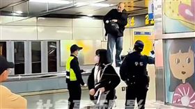 台北市捷運古亭站昨天（11日）發生一起外籍旅客鬧事案件，該名外籍男子站在捷運出入口閘門旁，向通行民眾大聲咆哮，宣揚「反戰、和平」等訴求，男子不理捷運工人員勸阻，警方獲報到場把他架離，捷運公司將依《大眾捷運法》開罰1500元。