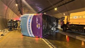 康橋校車翻覆  北市警鑑識取證康橋國際學校秀岡校區校車11日晚間在台北市文山隧道內翻覆。台北市警方12日進行事證調查，將相關行車記錄器帶回鑑識、判讀，以了解案發時的行車速限、時間及車內畫面情況，釐清事故發生原因。（翻攝照片）中央社記者黃麗芸傳真  113年3月12日