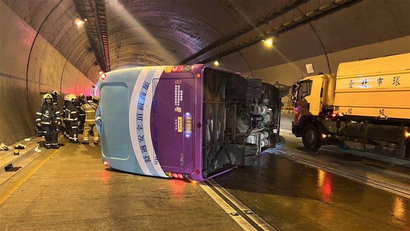 康橋校車翻覆20傷　校方：最重解約開罰