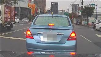 警面前闖燈未讓行人　駕駛秒吞8700元罰單