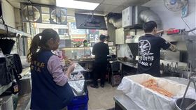 每片要價百元！「天使雞排」遭爆用過期調味料　衛生局全數銷毀開罰。衛生局人員於112年11月間稽查畫面。高雄衛生局提供