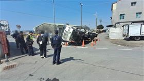 高雄路竹路面塌陷！水泥車遭天坑吞沒畫面曝　駕駛爬出車外驚險逃生。湖內分局提供