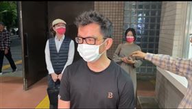 津棧國際貿易有限公司李彥廷因失聯今被檢警拘提到案，但他指控警方僅拿翻拍拘票將他逮捕，聲請提審後法官認定逮捕違法當庭釋放。（圖／翻攝畫面）