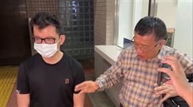 津棧國際貿易有限公司李彥廷因失聯今被檢警拘提到案，但他指控警方僅拿翻拍拘票將他逮捕，聲請提審後法官認定逮捕違法當庭釋放。（圖／翻攝畫面）