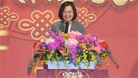 蔡總統出席商總新春聯誼晚宴（1）中華民國全國商業總會12日在台北舉行113年新春聯誼晚宴，總統蔡英文（圖）出席致詞，呼籲業界響應基本薪資調升政策，為員工加薪、提升福利，達成留才、穩定企業經營目標。中央社記者裴禛攝  113年3月12日