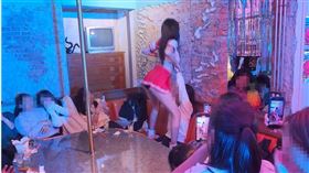 台大附近、汀州路出名的純愛小吃部，每週3不羈夜火辣秀舞登場，水手服女舞者露出屁股蛋拉著客人雙手游移身體。（圖／CTWANT）