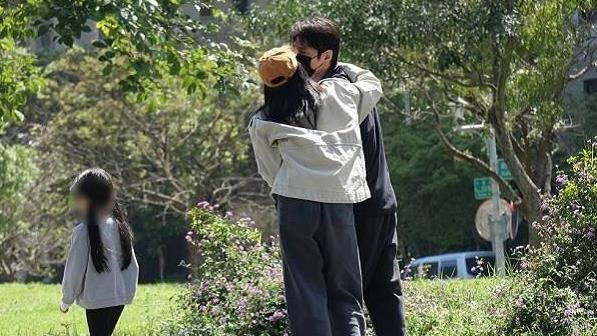 趙又廷高圓圓甜爆　結婚10年仍隔口罩親親