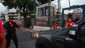 里約熱內盧市車站發生巴士劫持事件，當局動員大批警力，經過約4小時後，劫匪棄械投降。（圖／路透社／達志影像）