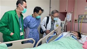 彰化小姊妹車禍21天，奇蹟，10歲姊姊妻醒，睜眼，可聽話眨眼，(圖／翻攝畫面)