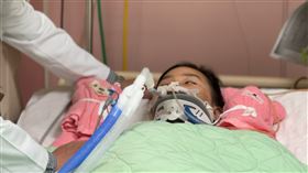 彰化小姊妹車禍21天，奇蹟，10歲姊姊清醒，睜眼，可聽話眨眼，(圖／翻攝畫面)