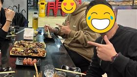 超哥（右）與好友吃起串燒（圖／翻攝自彭昱凱臉書）