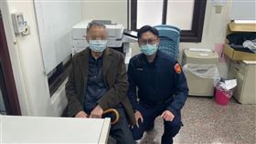 北投警助老翁返家。（圖／北投分局提供）