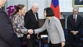 總統接見「美國進步中心」學者專家（2）總統蔡英文（右2）13日在總統府接見「美國進步中心」學者專家訪問團，與來賓一一致意。中央社記者鄭傑文攝  113年3月13日