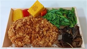 歡慶台鐵公司X西武集團締結9周年，再次推出秩父草鞋豬排便當。（圖／台鐵公司提供）